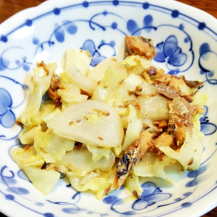 イワシ味噌煮とキャベツ・玉ねぎの和え物